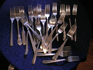 #R LOT Of 25 MIXED PATTERNS OF STAINLESS FLATWARE ALL DINNER FORKS NICE QUALITY - Picture 1 of 2