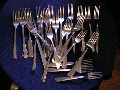 #R LOT Of 25 MIXED PATTERNS OF STAINLESS FLATWARE ALL DINNER FORKS NICE QUALITY - Image 1 of 2