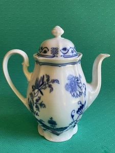 MCM Germany Sorau Ivory China Blue $ White ANTOINETTE TEAPOT - Imagen 1 de 5