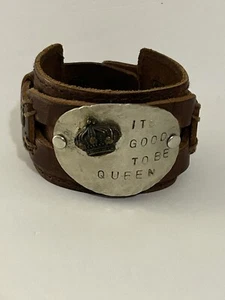 Western Distressed Genuine Leather Wristband Cuff Crown Good To Be Queen - Picture 1 of 9