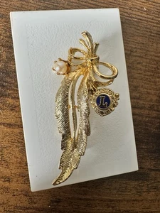 VTG WOMENS LIONS CLUB International FEATHER GOLD TONE Pearl PIN BROOCH - Picture 1 of 5