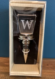 Neu im Karton My Evergreen Cypress Home Monogramm "W" Glas Block Wein Stopfen - Bild 1 von 6