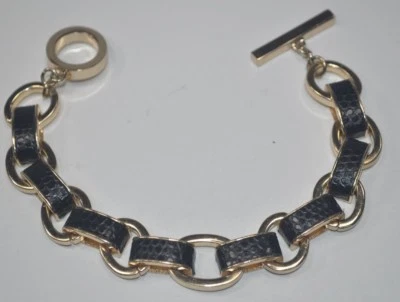Pulsera Anne Klein de palanca de eslabones tono dorado con incrustación de piel de serpiente negra  Foto 1 de 4