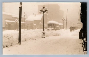 ESCENA DE CALLE ALASKA con TROLLEY ANTIGUA FOTO REAL POSTAL RPPC FERROVIARIO - Imagen 1 de 2
