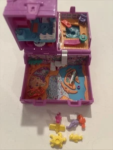 Vintage Polly Pocket Surf n’ Swim Treasure Chest Island Bluebird 1996 - Bild 1 von 8