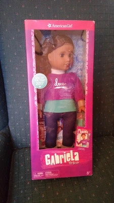 Muñeca American Girl - Gabriela (Niña del Año 2017) - Muñeca y Libro, Nueva en Caja Foto 1 de 4