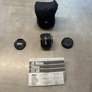 Excellent Condition Nikon AF Nikkor 28mm 1:2.8 D Wide Angle Lens w/ Padded Case - Picture 1 of 6