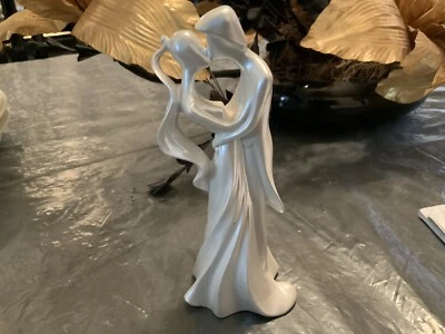 Decoración de Pastel de Boda Topper Blanco Estilizado Novia y Novio "Primer Beso" por Wilton Foto 1 de 4