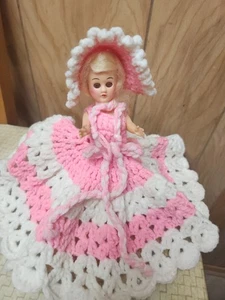 Handgefertigte gehäkelte Bettpuppe. Rosa und weiße Augen öffnen und schließen 9" Vintage - Bild 1 von 8
