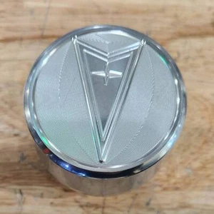 Polished Aluminum Push-In Breather For Valve Covers, 3D Raised Pontiac - Bild 1 von 1