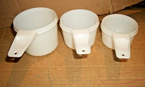 3 Vintage Tupperware White Plastic Measuring Cups 1 Cup - 2/3 - 1/2 - Picture 1 of 4