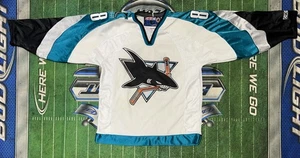 MAGLIA BRENT BURNS SAN JOSE SHARKS 2001 10° anniversario cm NHL hockey taglia M 237 - Foto 1 di 6
