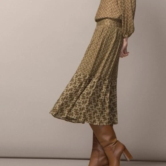Falda midi plisada con estampado floral mezcla de lana viscosa Massimo Dutti verde oliva 6 Foto 1 de 4
