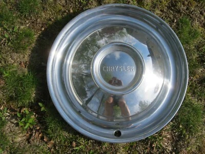 Una cubierta de rueda tapacubos genuina 1950 Chrysler Saratoga Windsor Foto 1 de 4