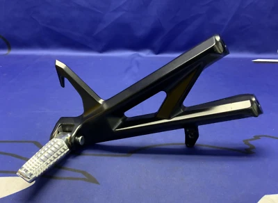 Reposapiés pasajero derecho Suzuki GSX-8R/S 2023-2025 OEM 43811-25L00 Foto 1 de 4