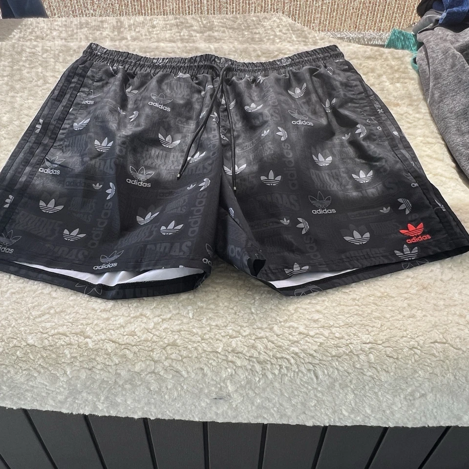 阿迪达斯男式游泳短裤尺寸 2XL 全印花游泳短裤黑色红色标志 — 第 1/4 张图片