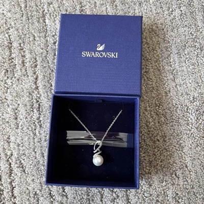 Collar colgante de perlas Swarovski Gabriella blanco chapado en rodio Foto 1 de 3