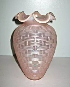 Fenton Vase rosa opalisierend Korbgeflecht 95 Jahre Aufkleber 8,25" hoch - Bild 1 von 7