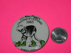 KERMIT THE FROG - MISS PIGGY CALENDARS OF CALENDARS 1983 - PIN, PINBACK, BUTTON - Picture 1 of 3