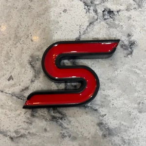 Zetec S Stick on Badge Ford Fiesta 3d Metal Rojo con Borde Negro - Imagen 1 de 1