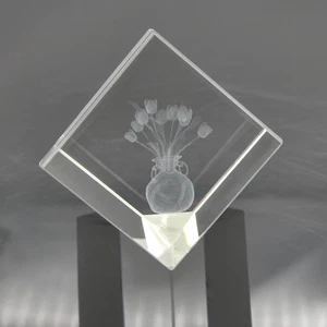 Tulpe Blumenstrauß kristallklar Würfel Briefbeschwerer Laser geätzt Hologramm 1,5" - Bild 1 von 13