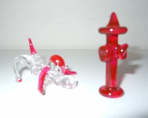Zweiteiliger Vintage Hund aus gesponnenem mundgeblasenem Glas mit Hydranten rosa Spitze - Bild 1 von 2