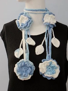 Nuevo Collar de Bufanda de Crochet Azul Blanco Flor Lariat Hecho a Mano - Imagen 1 de 3