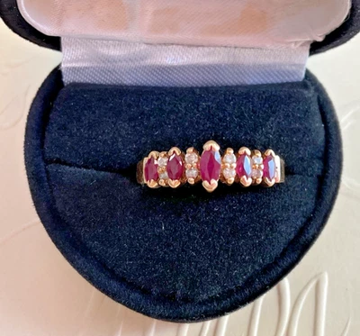 Nuevo anillo de oro amarillo de 10 quilates con rubí y diamantes talla 9 Foto 1 de 4