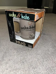  Taza de café Wake and Bake de cerámica verde de 10 oz novedad *totalmente nueva - Imagen 1 de 8