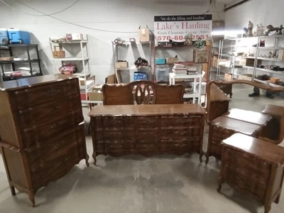 6 piece bedroom set Broyhill  Nice  - Image 1 of 4