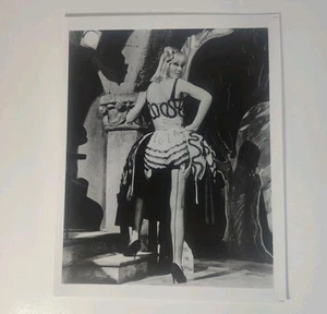 Pin Up foto de la actriz May Britt como Lola en The Blue Angel 8x10 en blanco y negro - Imagen 1 de 1