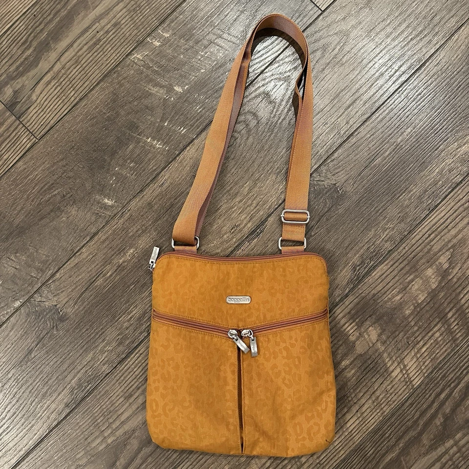 Bolsa tiracolo Baggallini Horizon fina alça ajustável laranja organizador leopardo - Imagem 1 de 4