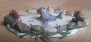 Gartenteich für Puppenhaus ,mit kleinem Seehund , Handarbeit , - Bild 1 von 3