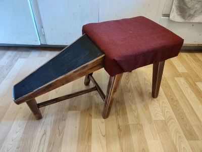 Taburete de montaje para zapatería. Taburete vintage con brillo de zapatos.  Foto 1 de 4