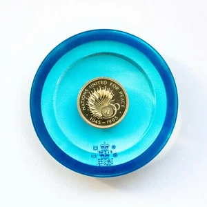 1995 - Two Pounds (2 pounds) Royal Mint Commemorative Blue Acrylic Paperweight - Picture 1 of 5