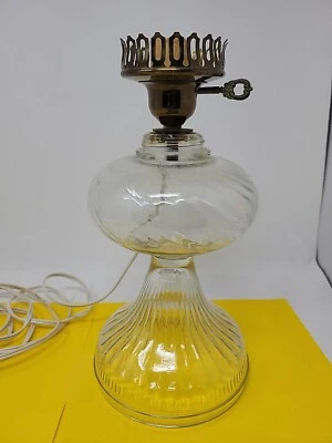Lámpara de aceite de pedestal de vidrio transparente electrificado vintage con base acanalada ¡probada!  Foto 1 de 4