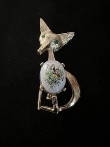 Broche de ojos de zorro dorado con vientre floral de cerámica blanca y estrás verde - Imagen 1 de 3