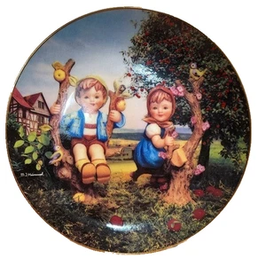 M.J. Hummel Vintage 1992 Apple Tree Boy & Girl Plate - Picture 1 of 8