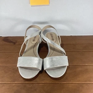 Sandalias de cuña LifeStride plateadas con correa para el tobillo brillantes elegantes zapatos para eventos talla 6 - Imagen 1 de 8