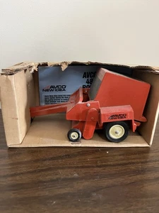 Avco New Idea Bale King Rundballenpresse 1:16 Die-Cast - Neu in OVP mit Karton Gebrauchsspuren - Bild 1 von 8
