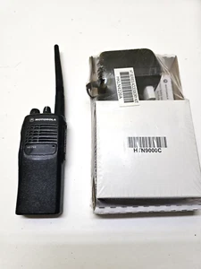 MOTOROLA HT750 136-174 MHz VHF 16ch TWO WAY RADIO AAH25KDC9AA3AN w Charger - Picture 1 of 7
