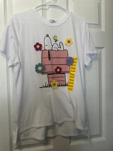 Neu PEANUTS SNOOPY Größe M WEISSES T-SHIRT GEHÄKELT BLUMEN ROSA HUNDEHÜTTE NEU MIT ETIKETT - Bild 1 von 3