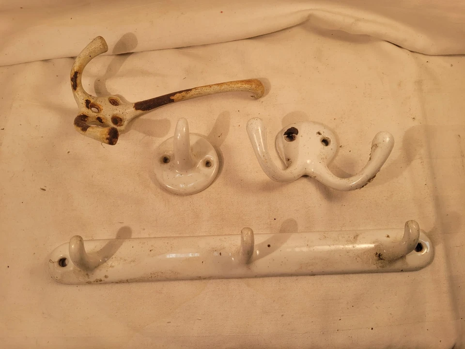 Konvolut älterer seltene Wand, Handtuch, Kleider - Harken aus Emaile - Bild 1 von 1