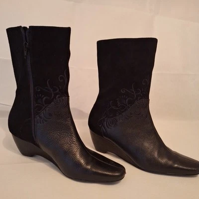 Laura Ashley Gilmore Black Leather Suede Embossed Boots Womens Size 8 S55 Wedge  - Image 1 of 4