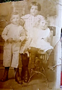 ZERRISSENES ANTIKES FOTO/BILD VON KINDERN: JUNGE, MÄDCHEN & MÄDCHEN KLEINKIND ~ "CALLIE GRAVES" - Bild 1 von 3