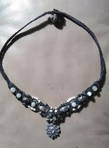 Vintage Handarbeit Makramee Halskette, Hippie, Boho, Metallperlen und Kunststoffperlen - Bild 1 von 3