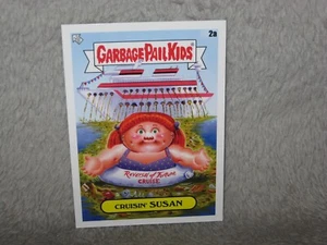 Tarjeta coleccionable Garbage Pail Kids GPK ~ CRUISIN' SUSAN ~ Etiqueta engomada con nombre Topps 2A #C1 - Imagen 1 de 2