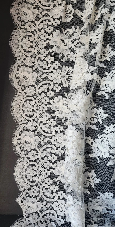 Exquisita tela de encaje Chantilly francés - mezcla de algodón marfil, 3+ yardas Foto 1 de 4