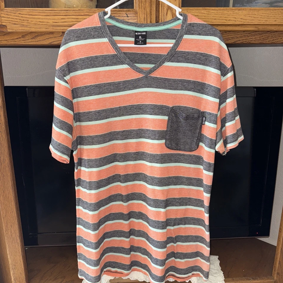 Camiseta Zoo York Cuello en V Rayas XLARGE NUEVA CON ETIQUETAS 100 % Algodón Foto 1 de 4