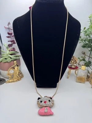 Lindo collar colgante de Hello Kitty con esmalte rosa y diamantes de imitación Betsey Johnson Foto 1 de 4